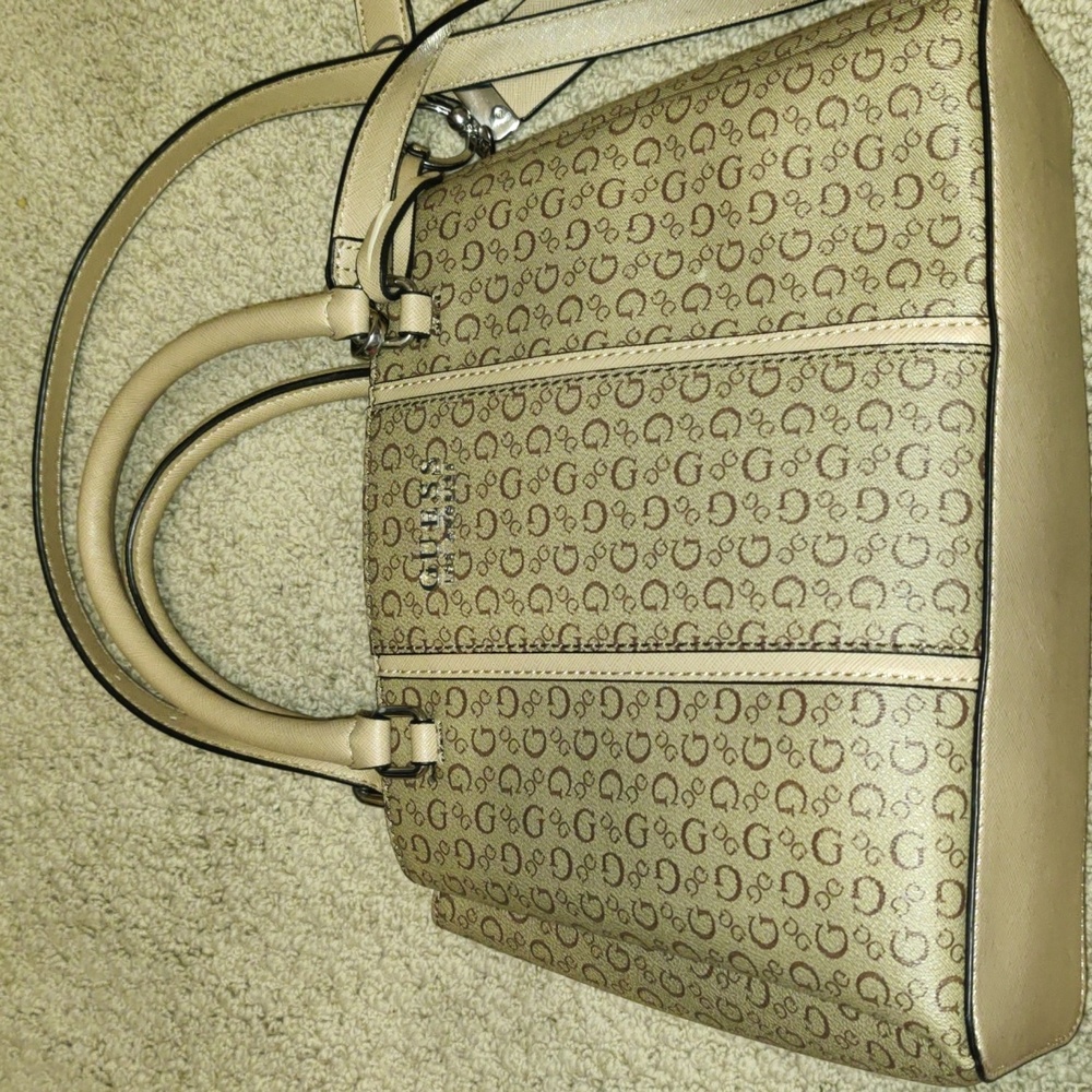 Ladies Guess Handbag Purse Lots of Pockets Zipper Closure